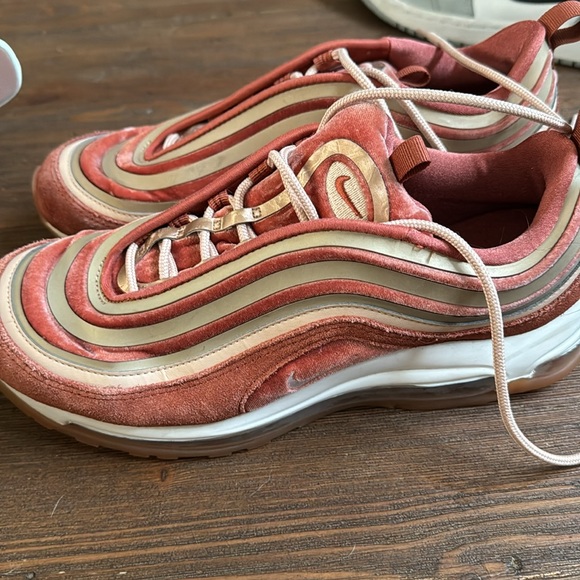 Pink velvet Nike AirMax size 9 - Picture 3 of 7